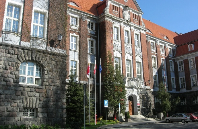 {Urząd Marszałkowski szuka szefów teatrów i biblioteki.}