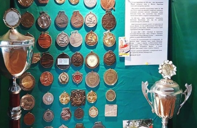 {Olsztyńskie Muzeum Sportu wzbogaciło się o medale i puchary kajakarza Jarosława Gulaka.}