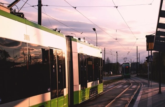 Olsztyński Zarząd Dróg, Zieleni i Transportu rozpoczął akcję dotyczącą ostrożności podczas korzystania z komunikacji miejskiej.